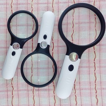 省您錢購物網全新~led手持帶燈三種倍率 中支放大鏡size:45*22mm  2.5*90mm