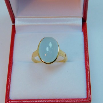 14K 黃金戒指，鑲嵌 5.95 克拉 AAAA 級海藍寶石 (14x10 公釐)，採包鑲設計。貨號 0042