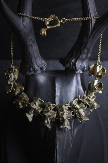 Defy 的 BACK BONE 項鍊。