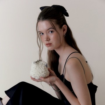 [Dancing Grandma] 獨家｜韓國小眾品牌｜生日禮物｜情人節禮物｜交換禮物｜感謝禮｜打氣禮｜閨蜜禮｜紀念禮｜斜背鏈包（boggle-wool ivory）