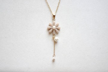 樹脂藝術 綻放花語與棉珠的墜飾・無名之花