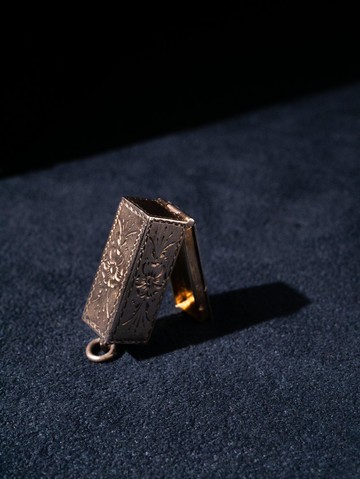 1890s 英國 維多利亞時代晚期 雕花盒純銀吊墜