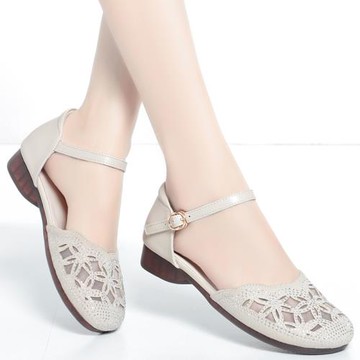 中年軟底媽媽鞋夏款真皮中老年時尚平底舒適夏季潤月包頭媽媽涼鞋