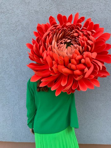 XXL 泡沫花。大型人造花。大明亮紫菀。商店櫥窗裝飾