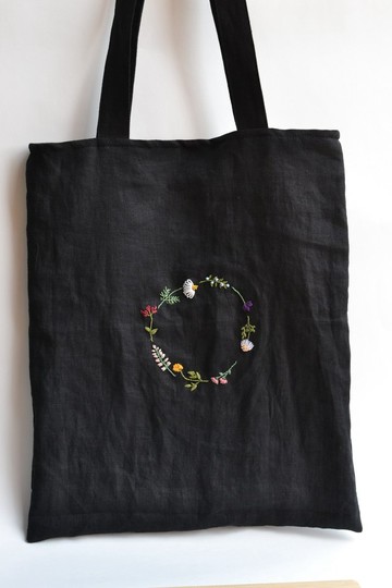 手工刺繡的天然柔軟亞麻手提袋，內襯為純棉，並附有內袋。