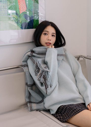 甜美色捲邊毛衣