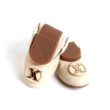 嬿娜2·全真皮質感圓頭折疊平底娃娃鞋-米白(版型偏小1碼)