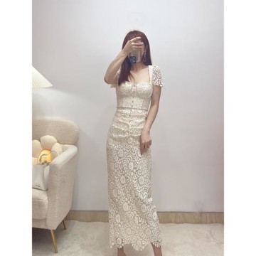 SP法式宮廷風2024夏季新款米色蕾絲手工鉆飾性感方領長款連衣裙女