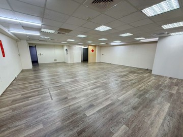 中華世貿辦公室附2個平面車位【C029】｜台南市永康區中華路