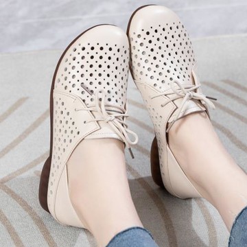 中老年媽媽鞋真皮包頭涼鞋女春夏鏤空休閑小白鞋軟底寬胖肥腳女鞋