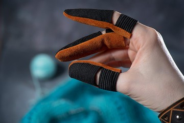 女士頂針，橙色皮革拇指和手指頂針，防割保護 0.3 件套