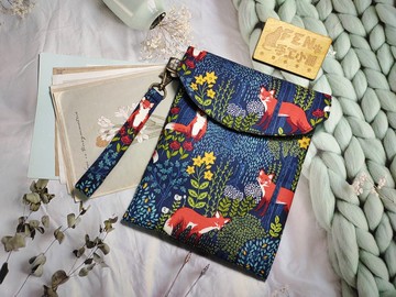 美國限量布-藍底森林樹叢狐狸款收納袋+手提帶-7.8吋電子書保護套