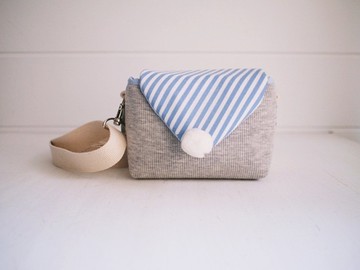 三角信封側背拉鍊相機包-灰+藍條(現貨)