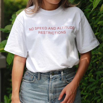 白色圓領 Unisex T恤，印花 NO SPEED AND ALTITUDE RESTRICTIONS