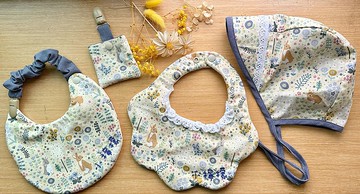 兔寶寶彌月禮盒組/繡字圍兜/平安福袋/帽子/花兜/可拆式兩用繡字