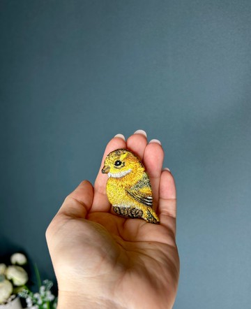 手绣胸针黄鸟