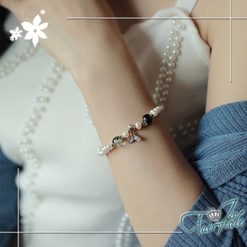 【伊飾童話】水鑽魚尾 綠髮晶不規則淡水珍珠伸縮手鍊