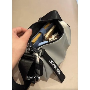 熱銷💡新款小衆斜挎包中性風小黑包百搭小包包休閒潮酷運動風男女圓筒包 大容量通勤包 多隔層側背包 大容量帆布斜背包 機能