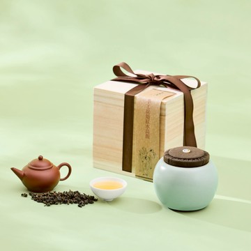 【德傳茶葉茶具禮盒 | 天青】2024手工炭焙凍頂安尚烏龍170g+安達窯團團茶倉(梧桐木盒)-王德傳
