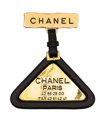 CHANEL Pre-Owned - 1994 logo-engraved brooch - women - Leather/Gold Plated - One Size