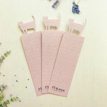 在書上散步的貓咪書籤