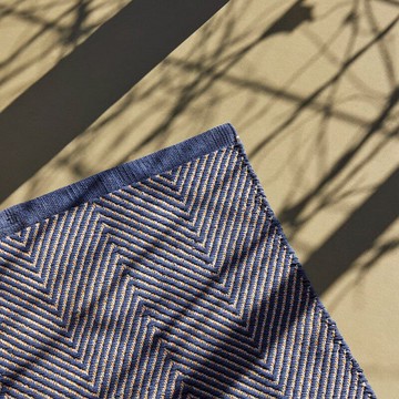 【Hübsch】－701506 深藍色V字織紋長形編織地毯 地墊