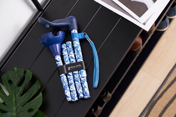 長輩生日禮物 / 自立式 人體工學折疊手杖 -藍色佩斯里 (右手用)