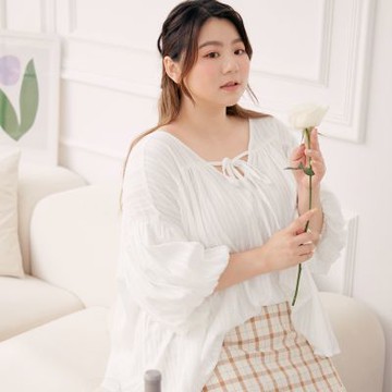 OB嚴選中大尺碼-雲朵自訂款-緹花綁帶泡泡袖傘襬上衣《AB18249》