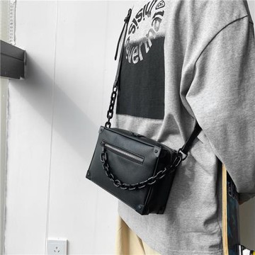 潮牌斜挎包男日系背包百搭ins超火單肩包盒子包鏈條包學生挎包女