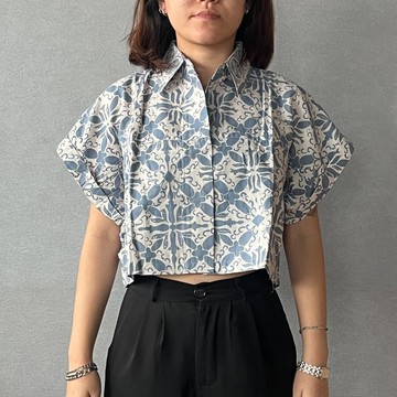 印尼蠟染可愛少女風短版襯衫 PUPUT - 淡藍花 - PUP023