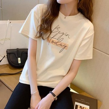 AKARA 女韓版流行字母短袖T恤上衣 (M-2XL /中大尺碼 / 3色)