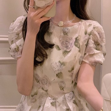 2022夏季新款氣質高級感泡泡短袖不規則奶系早春穿搭碎花連衣裙女