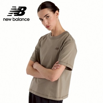 【New Balance】棉質寬鬆微短版短袖上衣_女性_深褐色_WT51521DOK