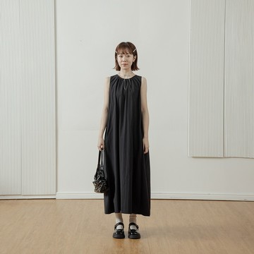 QUEENSHOP_S 女裝 簡約領口細褶無袖長洋裝 兩色售 現+預 【01087254】