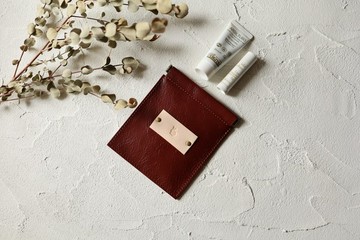 《牛革製》兔兔標誌彈簧口金扁平小包 酒紅色 迷你包