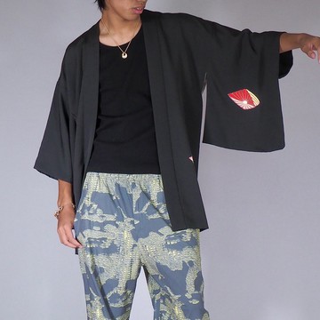 【日本製造】 柔軟絲綢黑色羽衣、吉祥圖案萬壽菊、男女皆宜的羽