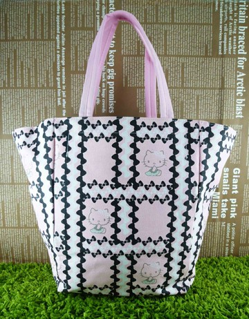 【震撼精品百貨】Hello Kitty 凱蒂貓 肩背包 粉格紋【共1款】 震撼日式精品百貨