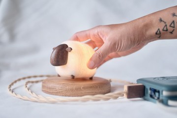 綿羊小夜燈 l 木質燈飾 互動式調光夜燈