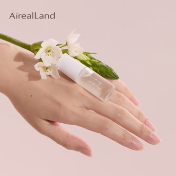 【水感指尖保養】年零 AirealLand 恆潤修護指緣油 4.5mL：改善指緣粗糙、乾裂，清爽不殘留油感。奢潤七花精萃 x 溫浸工藝，保留花朵油脂特性。細緻高雅的前中後調，保養也是一種享受。