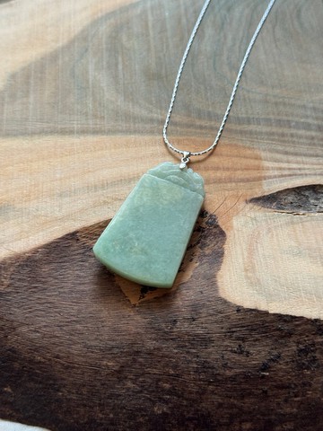 【翡翠】淡秋香綠無事牌翡翠胸墜