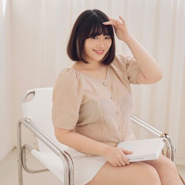 OB嚴選-雲朵自訂款-小V臉．桃心領格紋拋袖上衣《AB17235-》