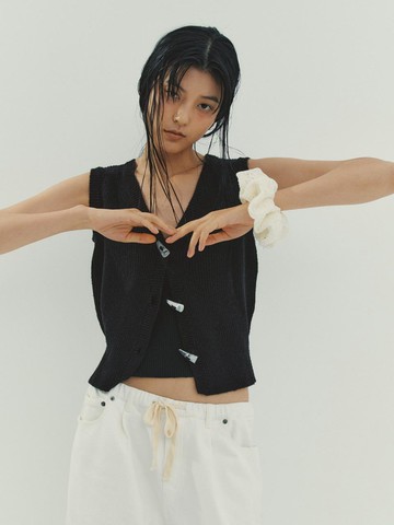 Toggle V-neck Knit Vest [Black]