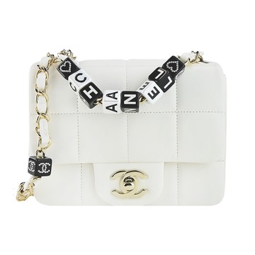 CHANEL 經典菱格紋小羊皮黑白方塊鏈帶翻蓋斜背包(白色)