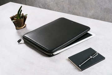 Augustus 商務頭層皮革文件包 筆電包 13吋 (黑色)