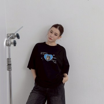 QUEENSHOP_ S 女裝 短袖 愛心貓咪印圖寬版短袖上衣 兩色售 現+預 【01190231】