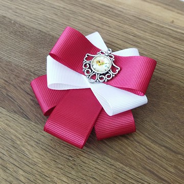 女士領結。 紅白領蝴蝶結胸針。 帶水晶的紅色領結別針。