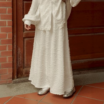 QUEENSHOP_S 女裝 絨毛花朵緹花傘擺長裙 兩色售 S/M 現+預 【03021661】