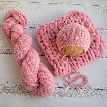 粉色柔軟新生兒帽子、裹布、毯子。新生兒拍照道具