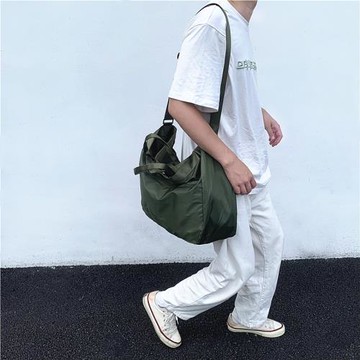 自制大容量尼龍斜挎包輕便折疊旅行單肩手提袋防水健身包純色男女