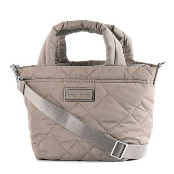 MARC JACOBS 鐵牌LOGO菱格縫線拉鍊手提/斜背二用包-可可灰/小